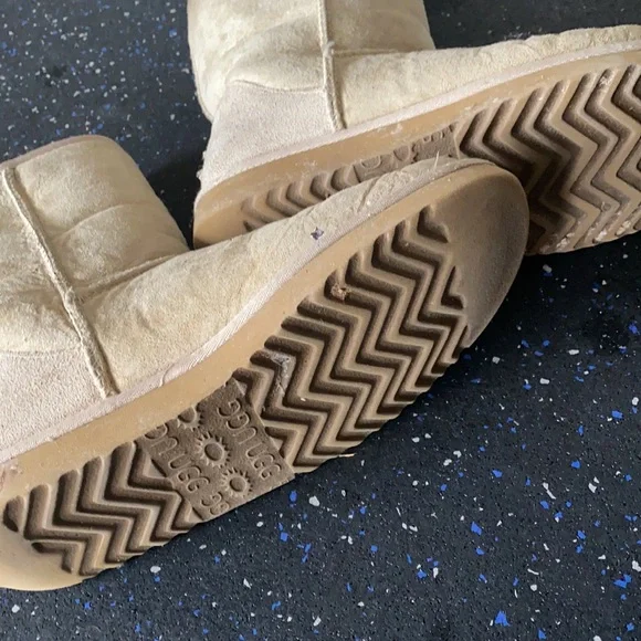 UGGS - Picture 3 of 4